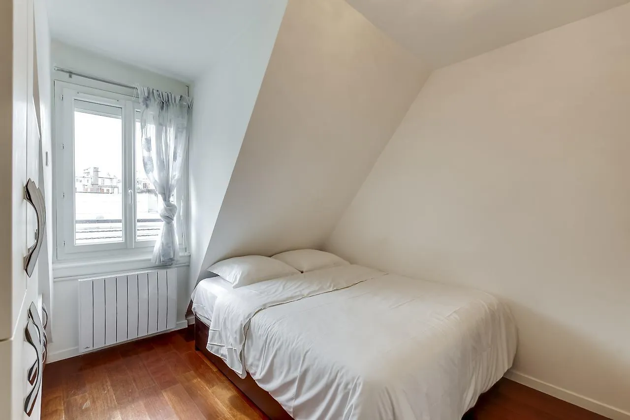 Private Apartment - Rue Cler - Eiffel Tower View * Paris